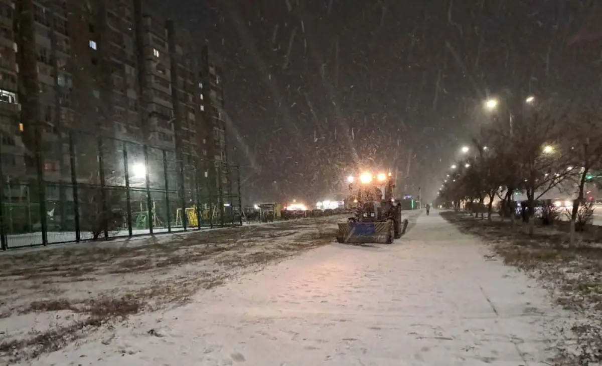  Астану от первого снега очищают 2000 тысячи уборочных машин