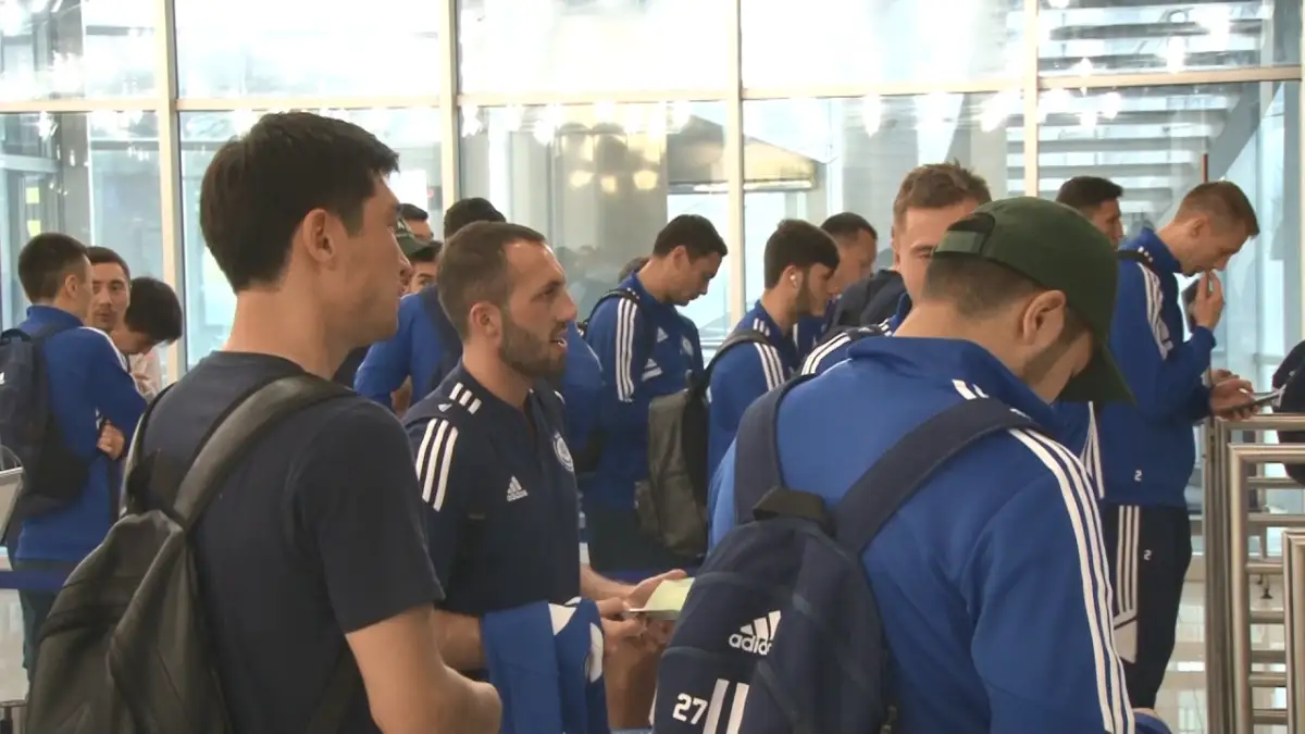 Сборная Казахстана по футболу прилетела на матч со Словакией без лидера