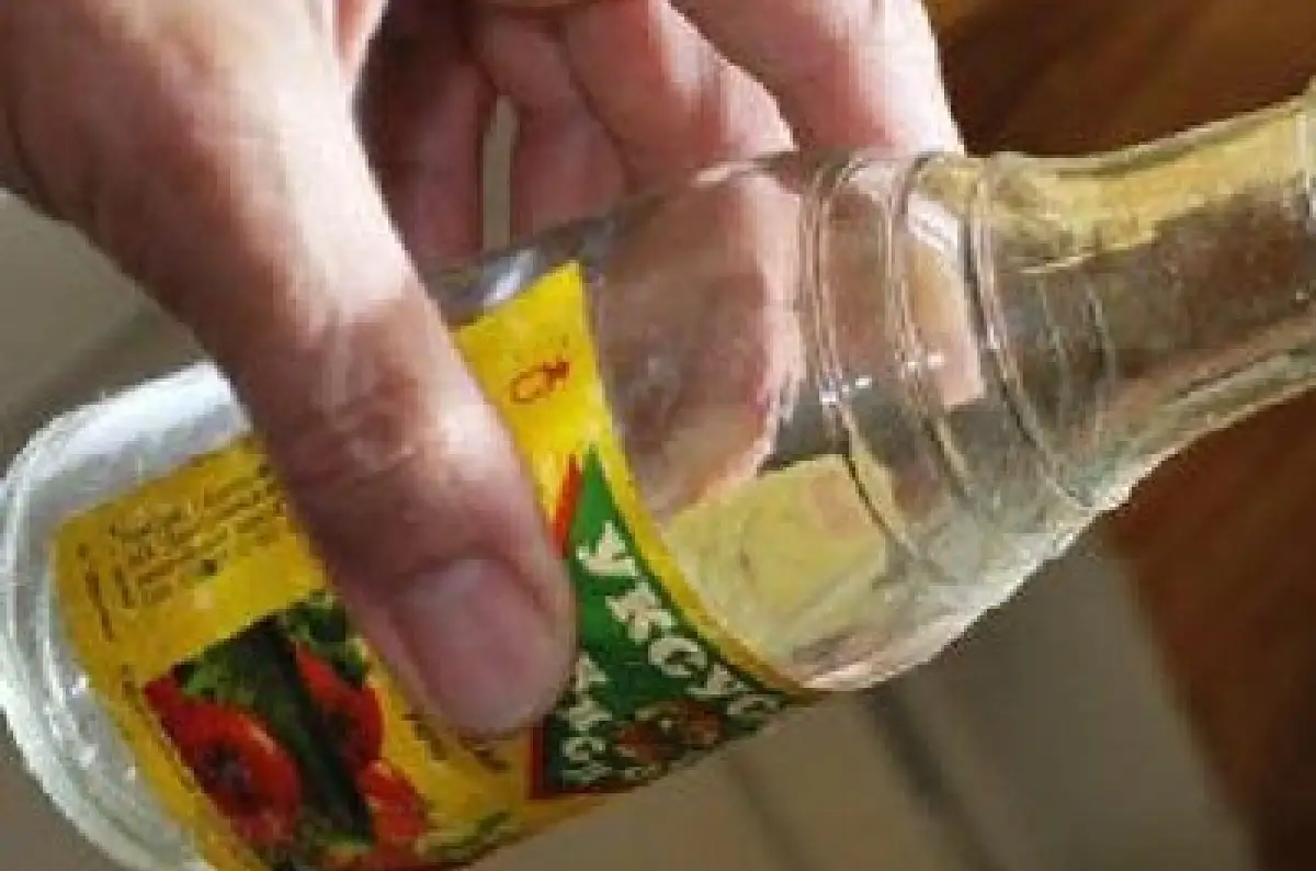 В Туркестанской области учительница выпила уксус после конфликта с руководством школы