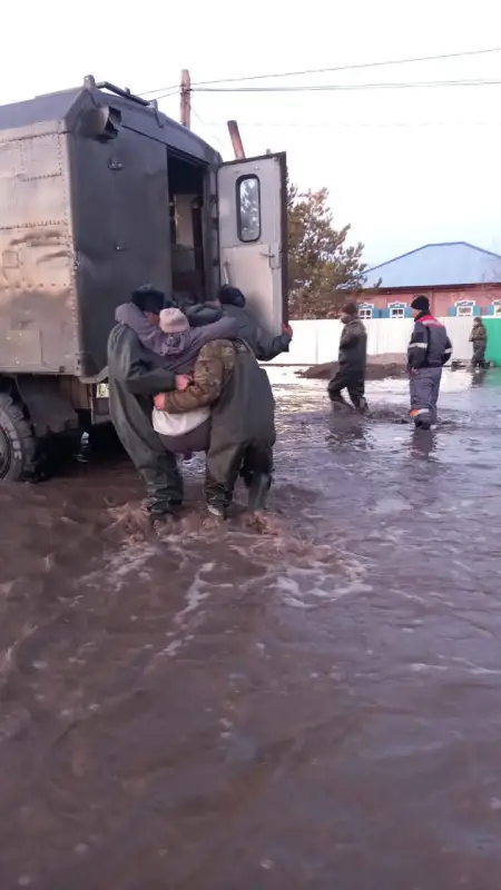 Спасатели эвакуируют население села Новопокровка в ВКО