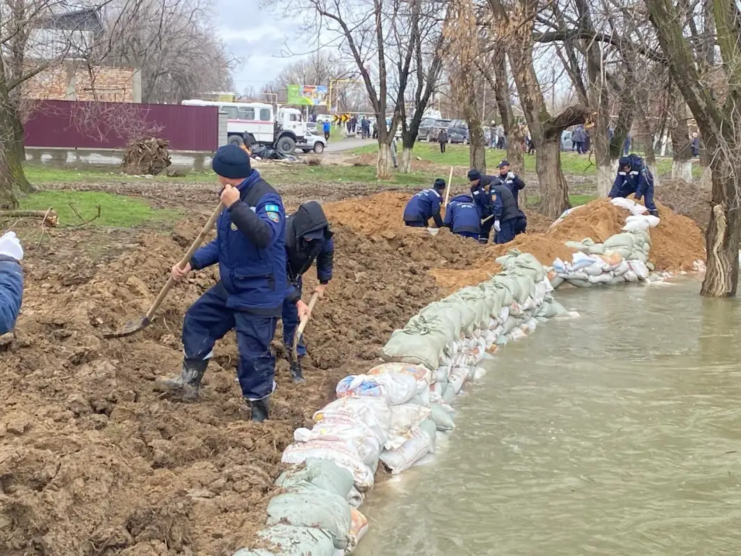 В селе Караой идет укрепление дамбы