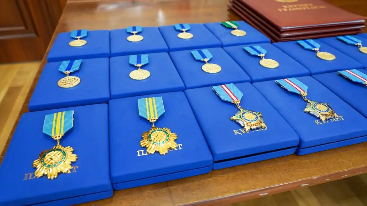 Мажилис  принимает в работу законопроект об увеличении списка госнаград 