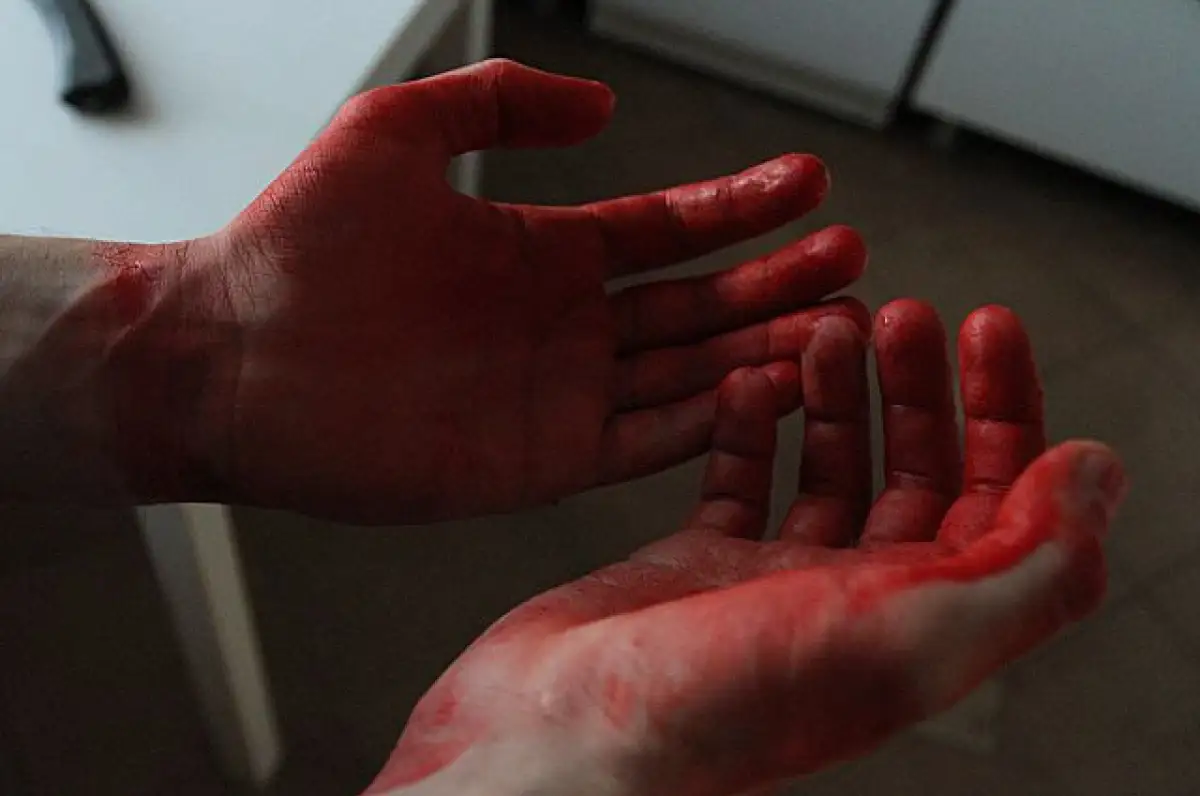 Житель Нур-Султана порезал себя и хотел прыгнуть с балкона в Сарыагаше