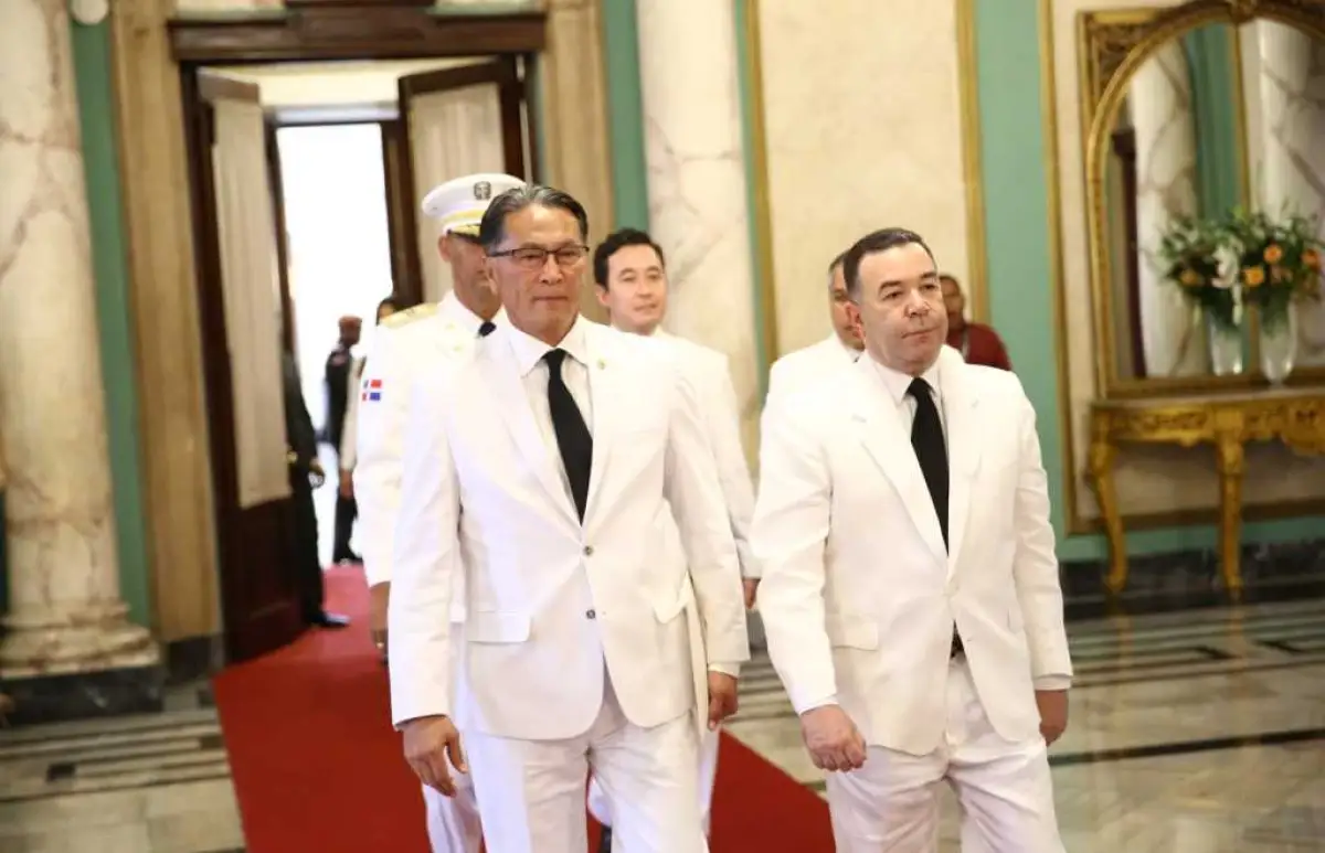 Белый костюм, черный галстук: почему посол Казахстана оделся одинаково с президентом Доминиканы 