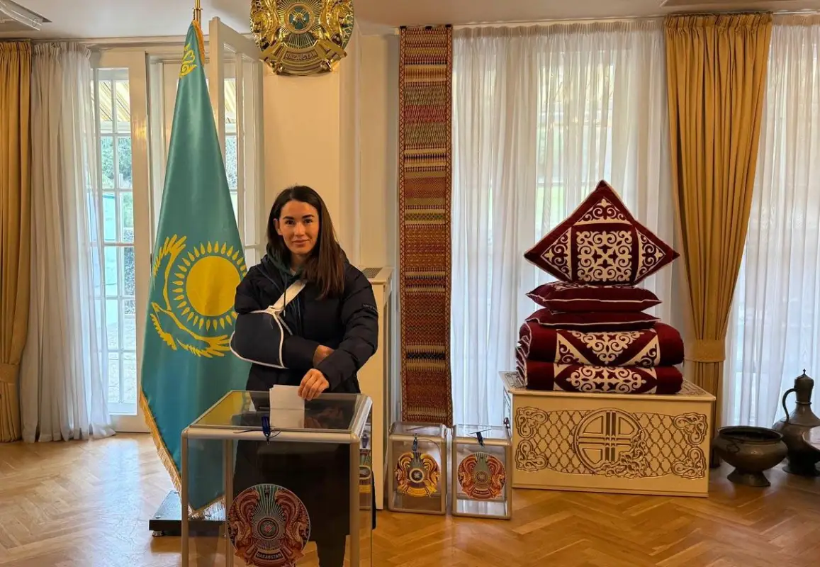 Дзюдоистка Абужакынова пришла голосовать с травмой