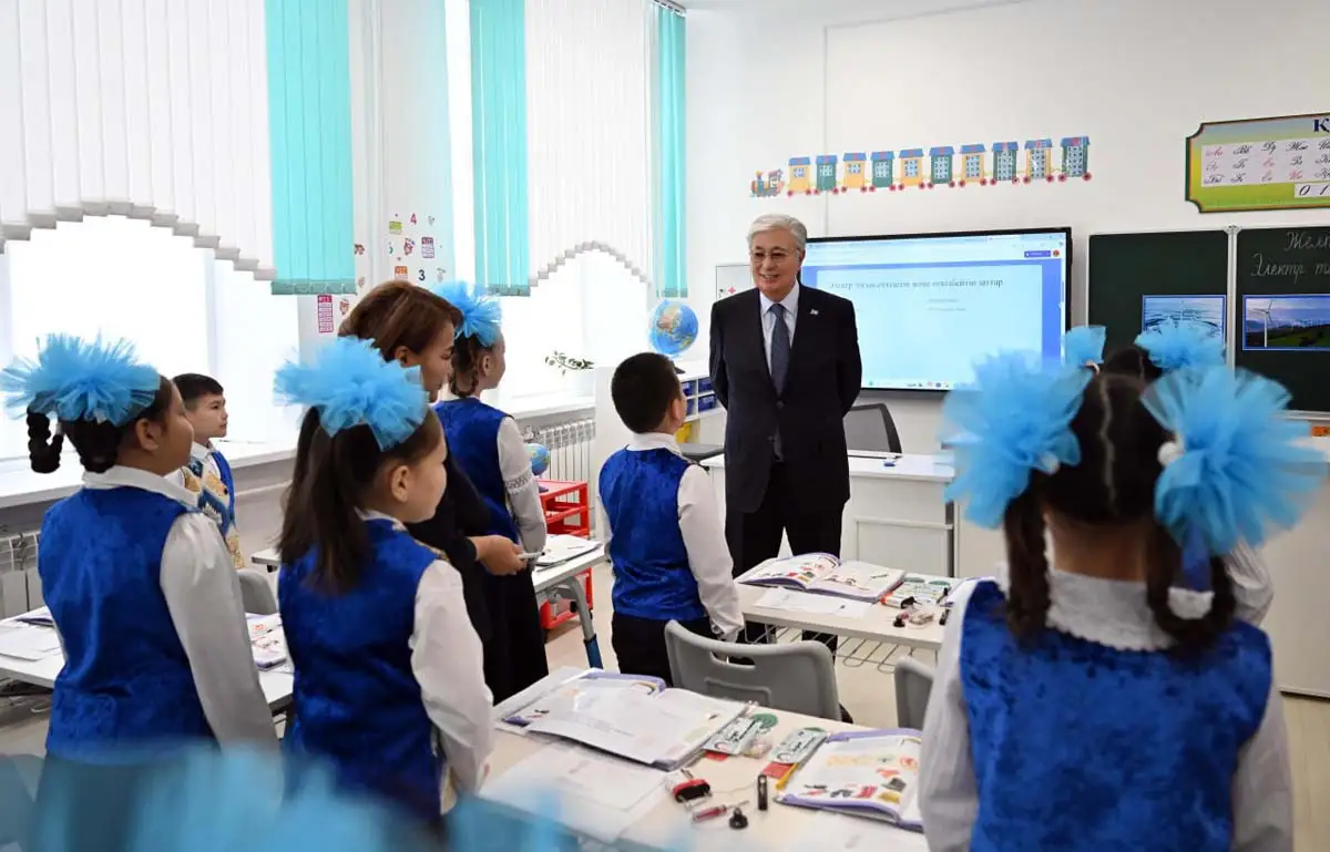 Президент Казахстана посетил завод и подарил автобус школьникам в Хромтау