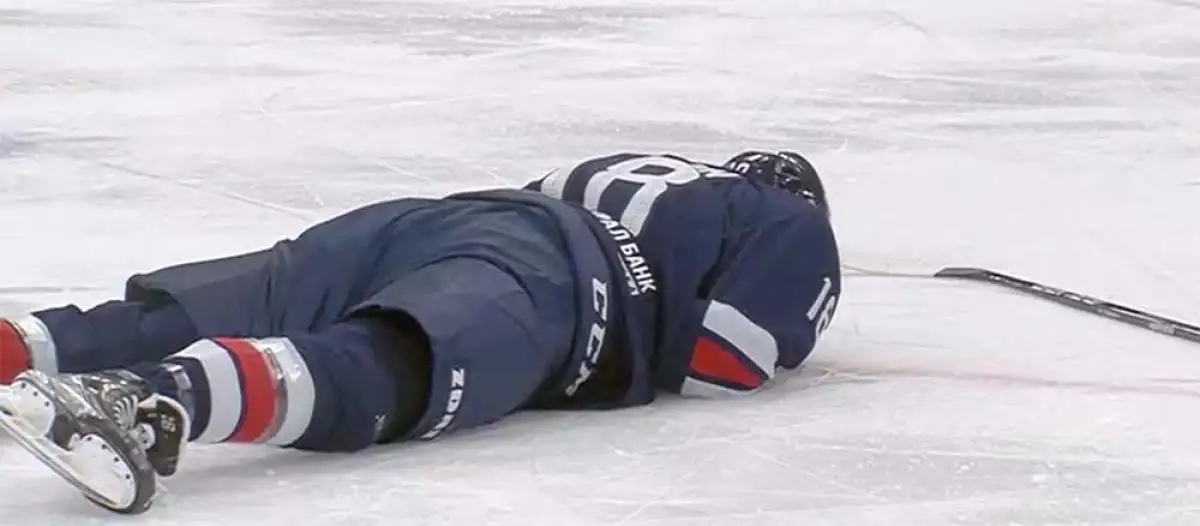 Игрок сборной Казахстана получил удар в голову и с трудом встал со льда - видео