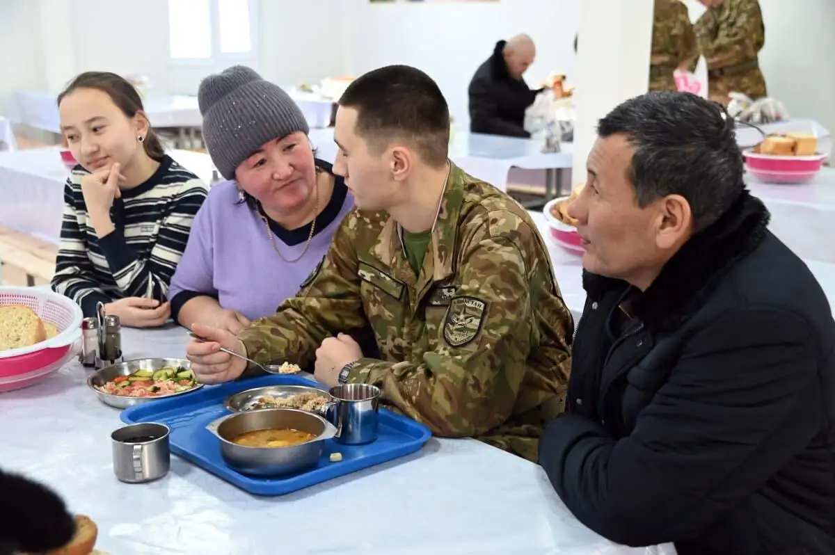 Матери попробовали солдатскую еду в Карагандинском гарнизоне