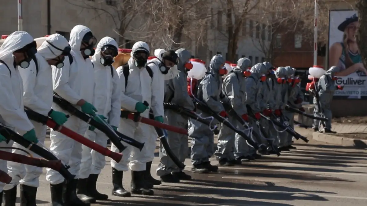 Шли строем и поливали: работа дезинфекторов шокировала астанчан 