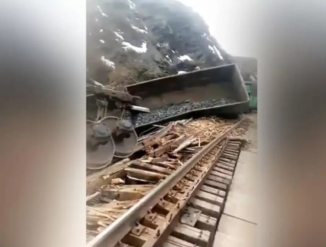 В ВКО грузовые вагоны сошли с рельсов, часть из них упала с реку Иртыш - фото, видео