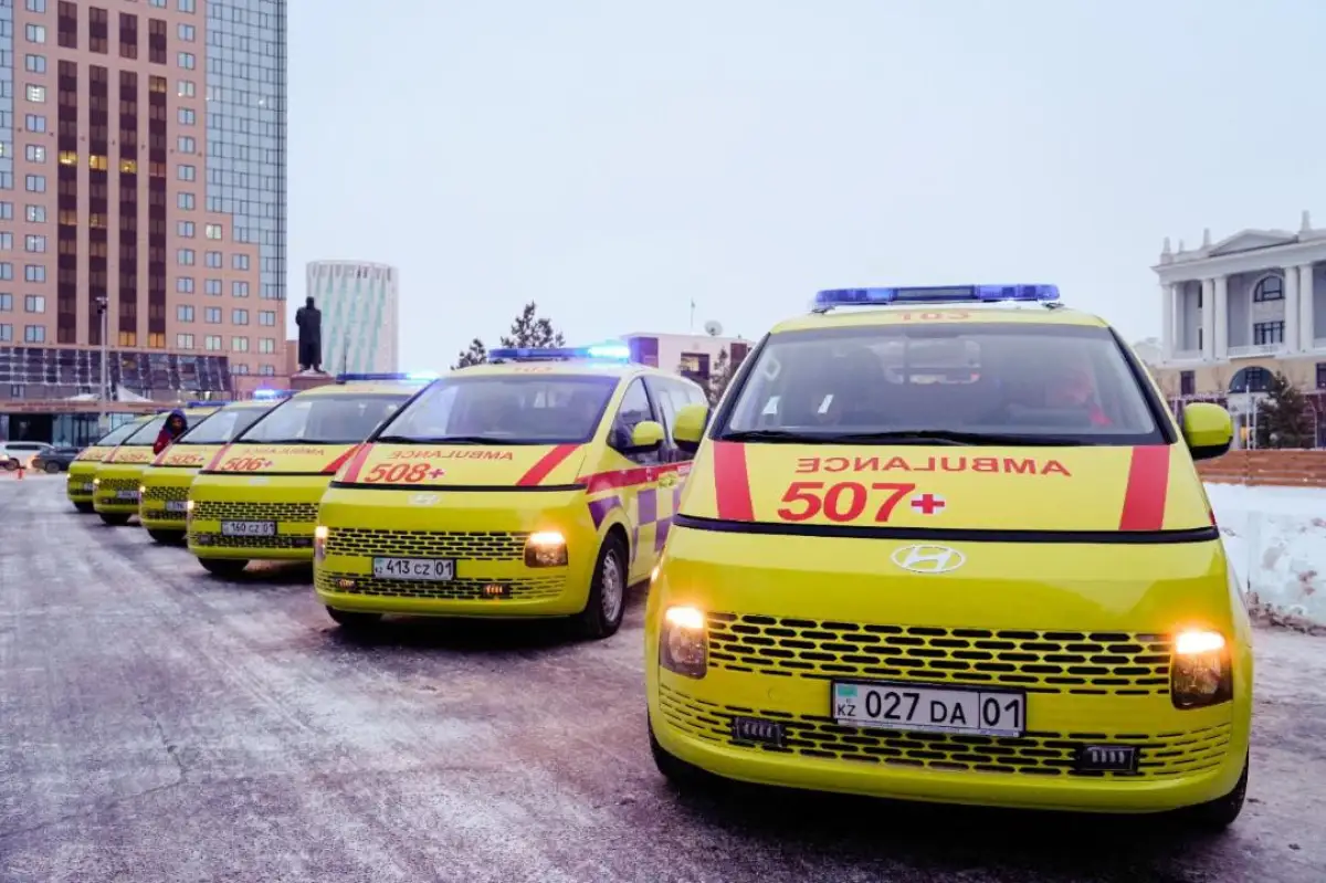 Женис Касымбек вручил медикам «Скорой помощи» Астаны ключи от нового транспорта