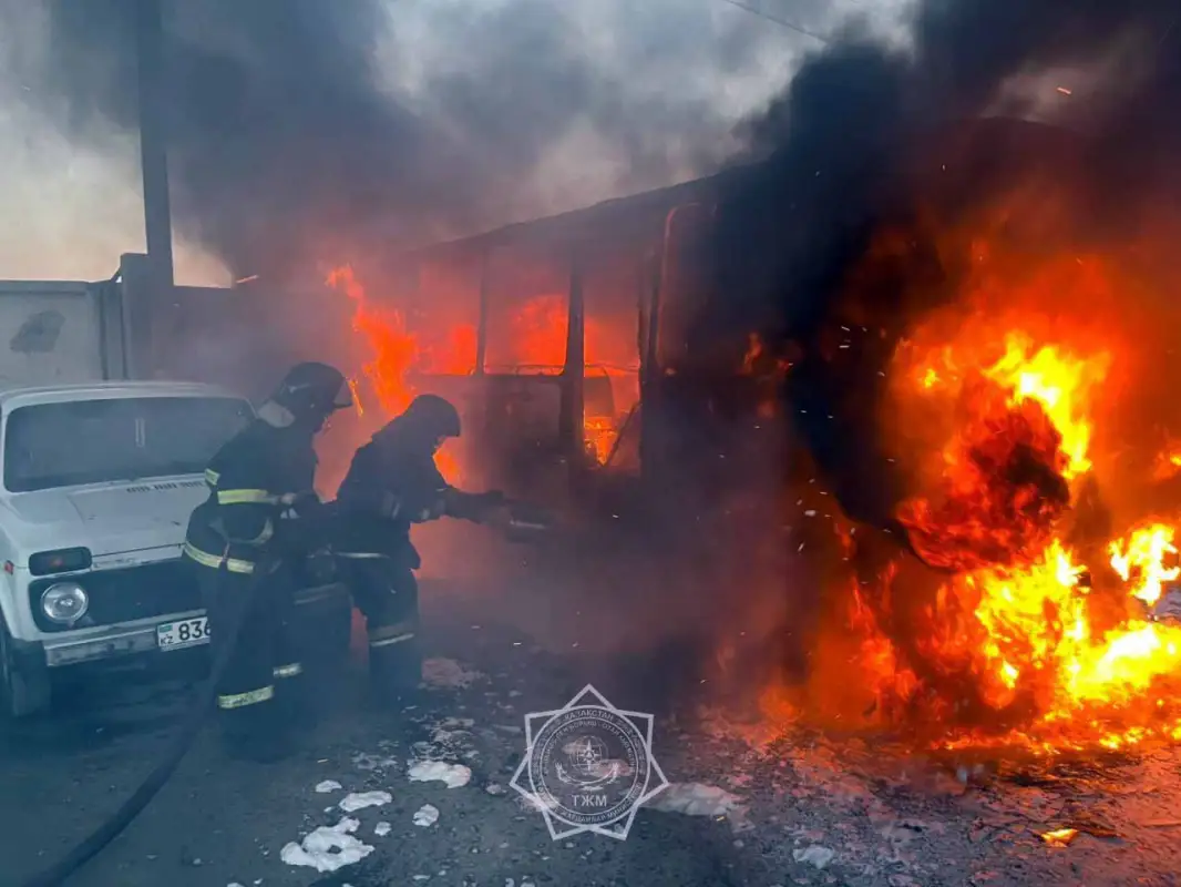 В Уральске горел автобус, водитель получил ожоги