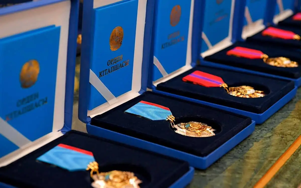 В Казахстане группа военнослужащих, спасателей и полицейских отмечена госнаградами