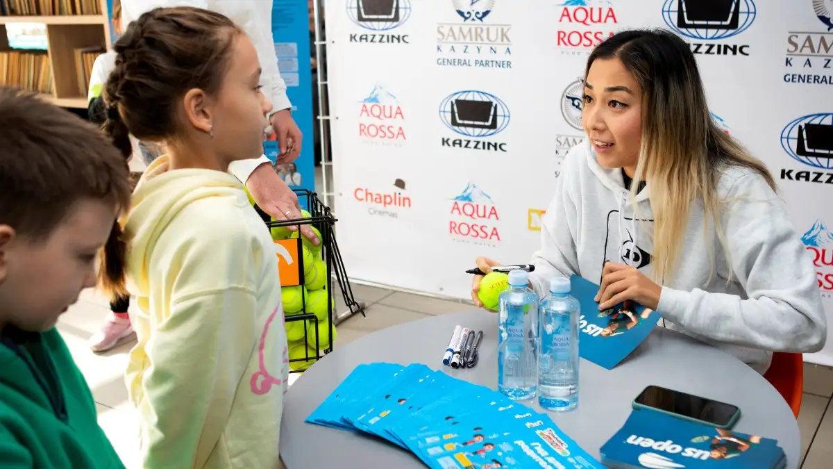 Зарина Дияс провела автограф-сессию в Алматы и планирует открыть свою академию