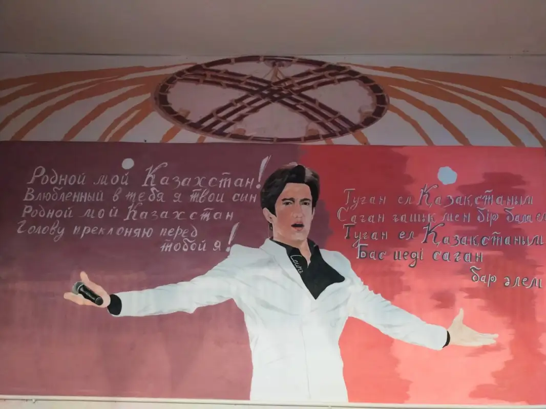 Заключенный за 5 дней нарисовал мурал певца Димаша в колонии