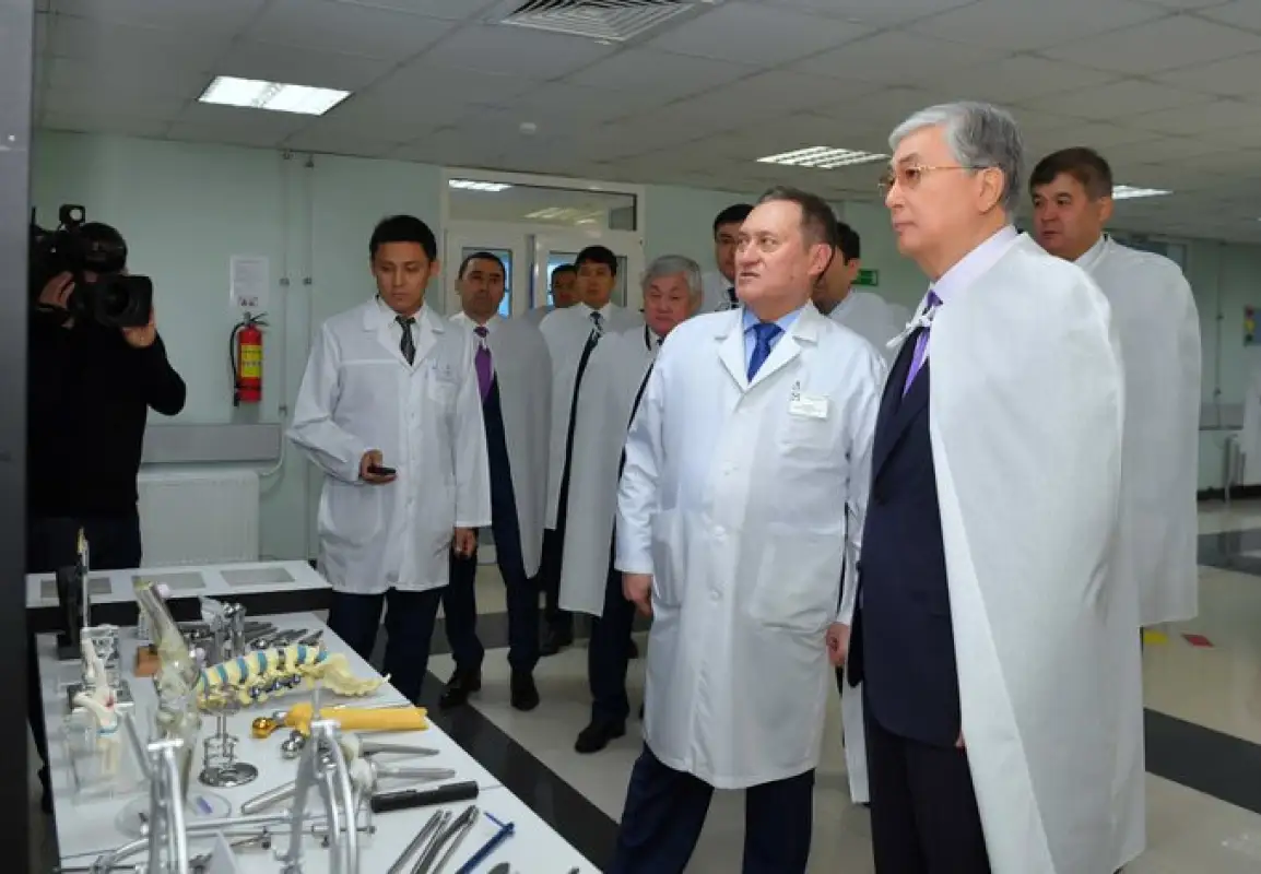 Токаев посетил травматологию и дал поручение правительству 