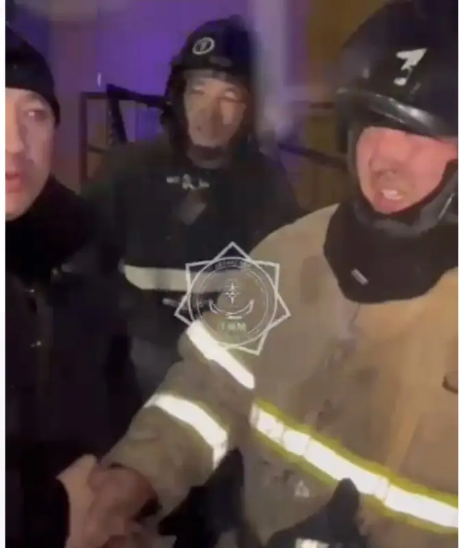 В Астане пожарный спас младенца в горевшем ЖК