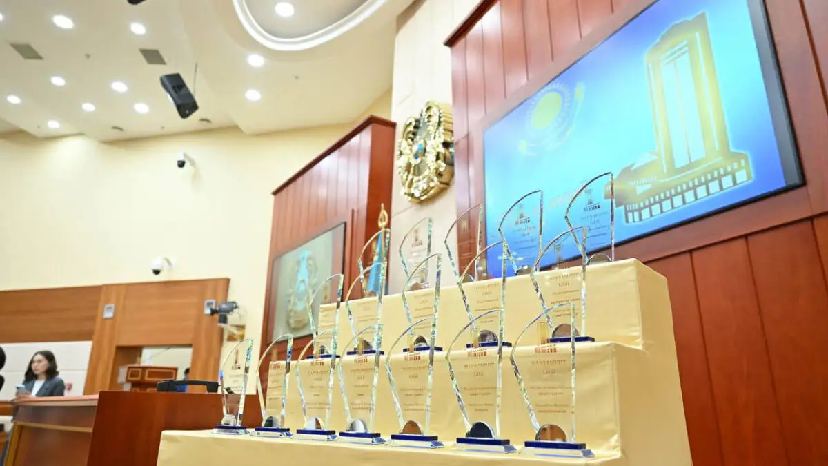 В Мажилисе вручили статуэтки лауреатам премии «Парламент сөзі» 