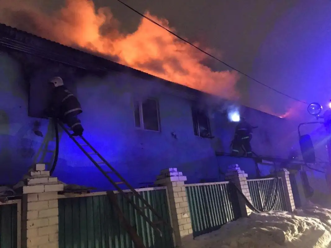 В Нур-Султане 26 пожарных тушили пожар в общежитии, жертв нет