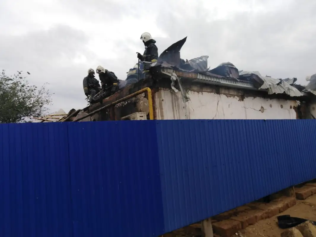 В Атырауской области из-за взрыва газа в доме пострадала вся семья, ожоги получили и дети