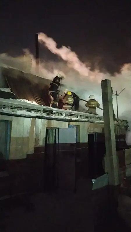 В Нур-Султане 22 пожарных тушили загоревшееся общежитие