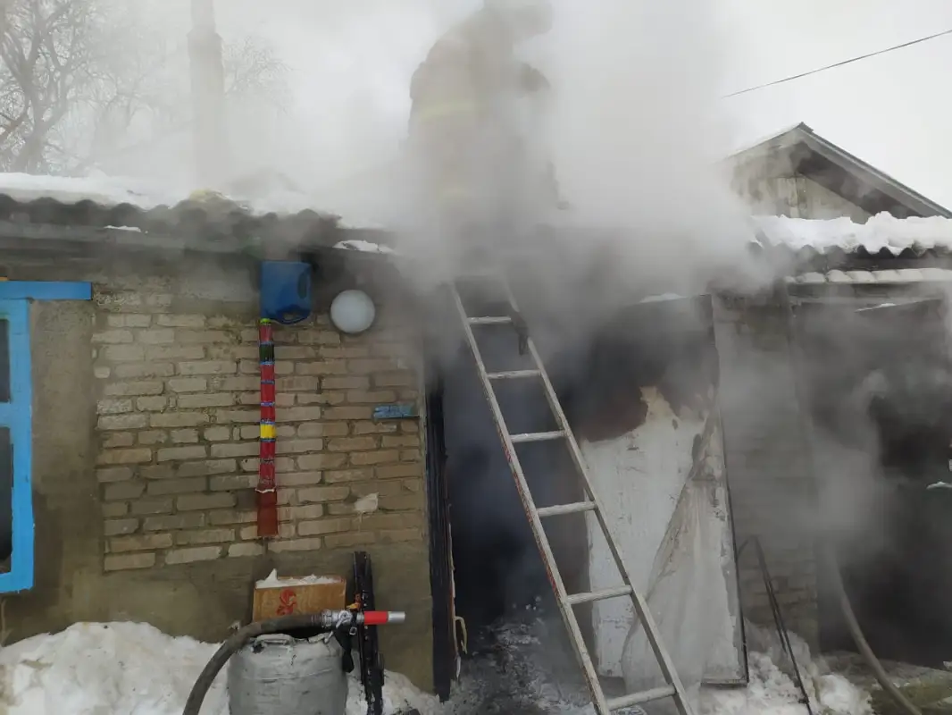 Спасатели показали дом после пожара в Костанайской области, где погиб мужчина