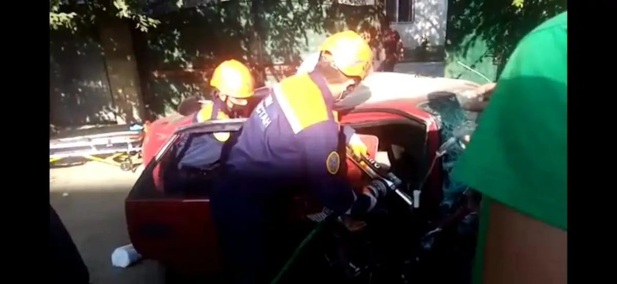 Под Алматы спасатели вытащили женщину, зажатую в автомобиле после ДТП – видео
