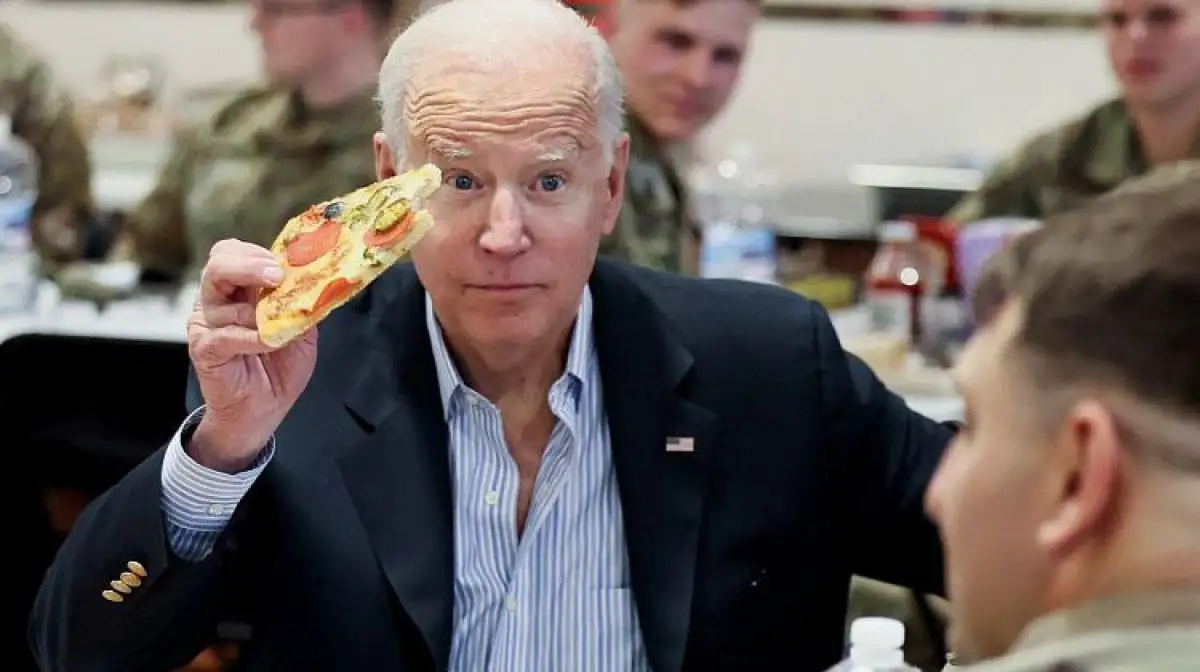 Байден поел пиццу с американскими солдатами в Польше