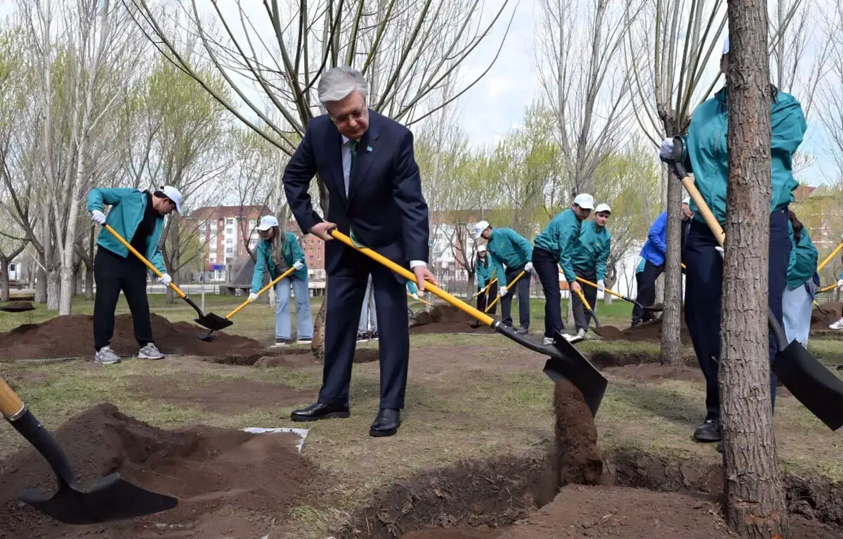 Президент Казахстана посадил дерево в парке «Жастар»