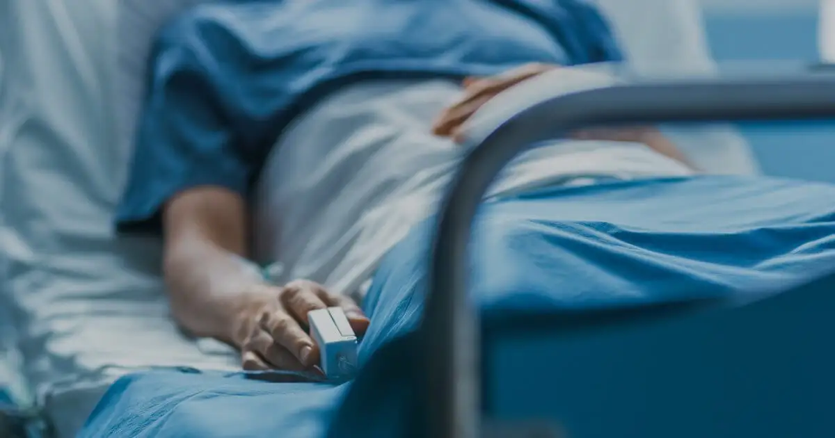 «Травма сложная, пациент в сознании»: в каком состоянии учитель, упавший в Семее с высоты при оформлении ёлки