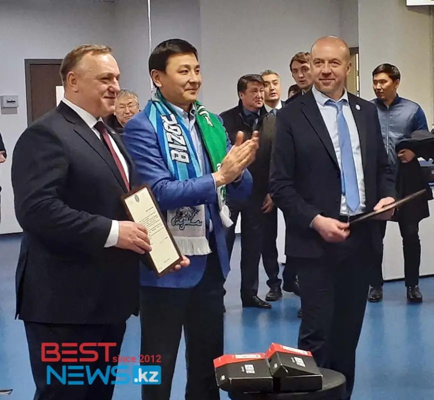 Аким Нур-Султана поздравил игроков "Барыса" в раздевалке