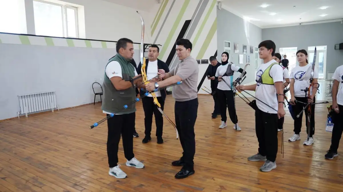 Министр туризма и спорта Мырзабосынов взял в руки лук и стрелу