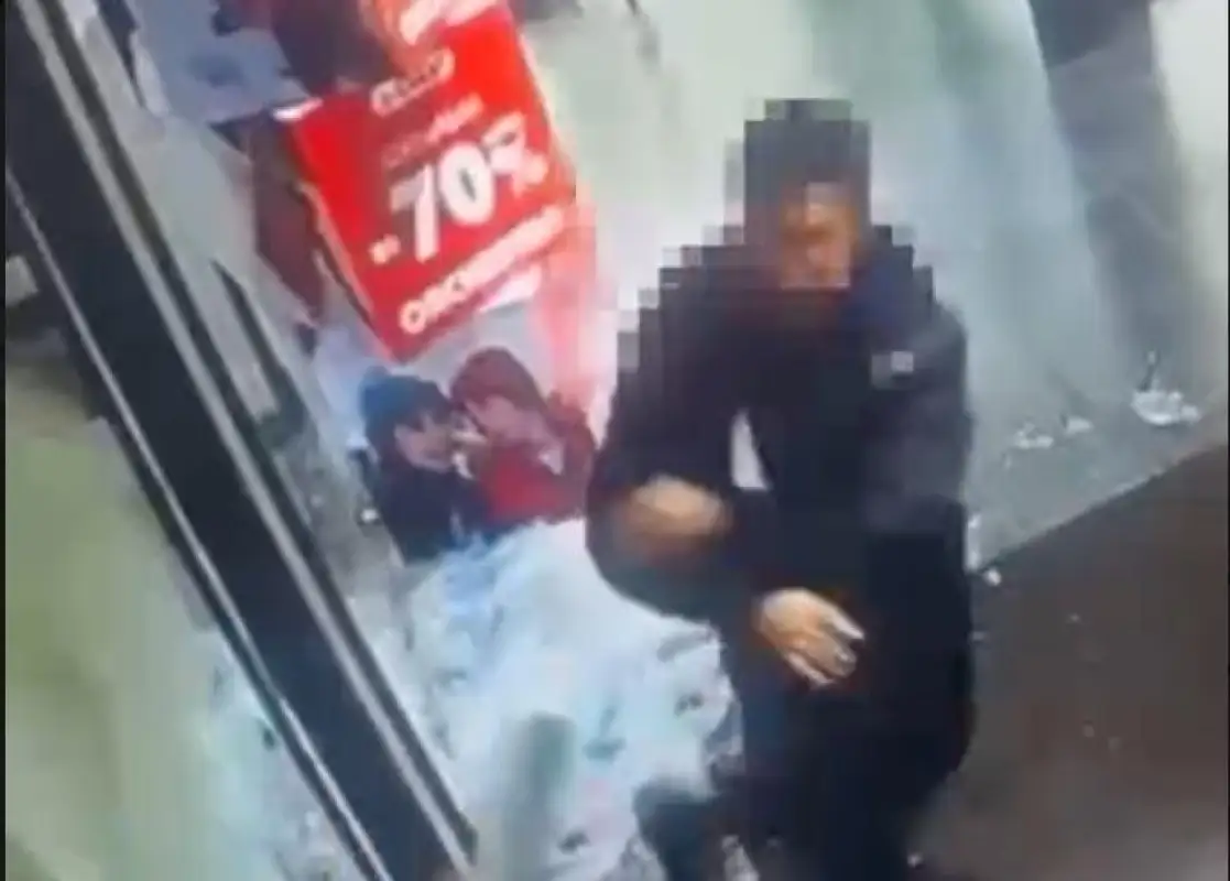 Полиция Астаны завела уголовное дело на мужчину за погром в ТРЦ