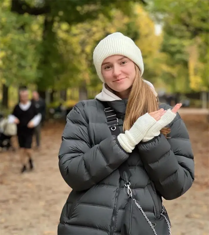 Теннисистка Рыбакина проводит отпуск в Европе - фото