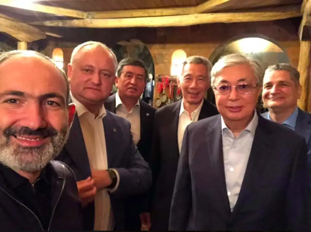 Никол Пашинян опубликовал селфи с Президентом Казахстана