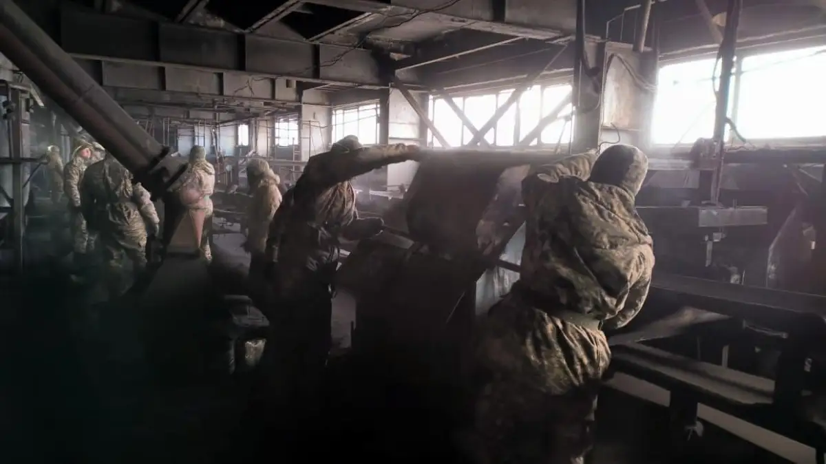 Солдаты и спасатели подают уголь вручную после пожара на ТЭЦ в Семее - фото