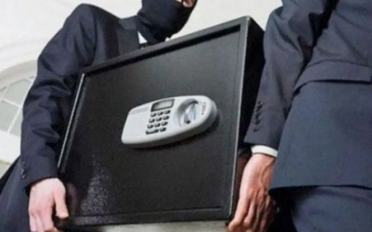 В Риддере двое мужчин вынесли сейф из дома с 8 млн тенге