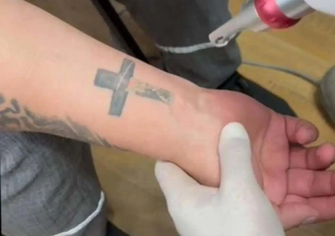 Заключенным в Аршалы выводят криминальные тату