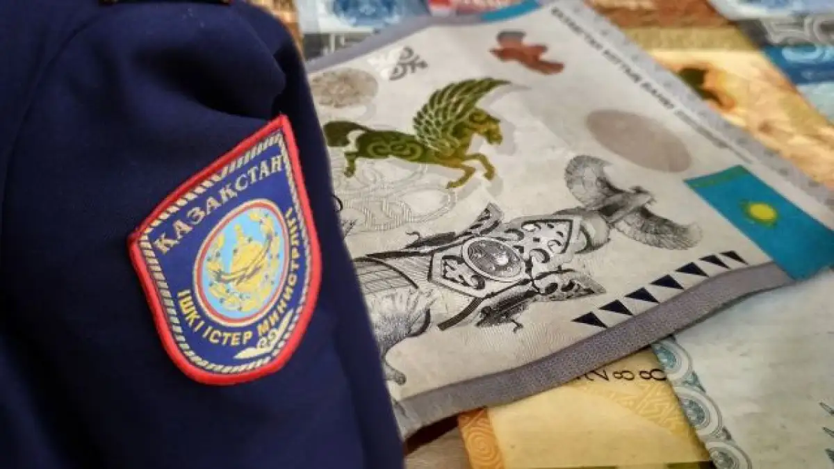 Из-за небольшой взятки за списывание штрафов инспектора ЦОУ в Нур-Султане лишили звания