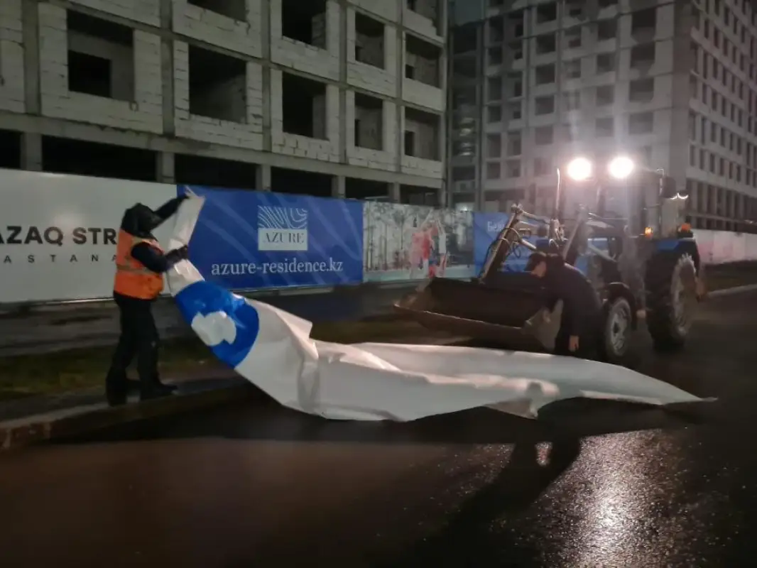 В Астане ветром сорвало часть фасада школы