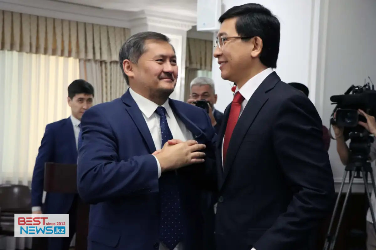 Как министр науки и высшего образования поздравил министра просвещения РК – фото