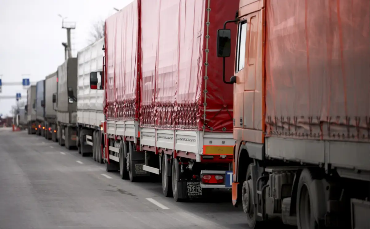 До 1700 фур ежедневно: почему на границе застревают казахстанские грузовики