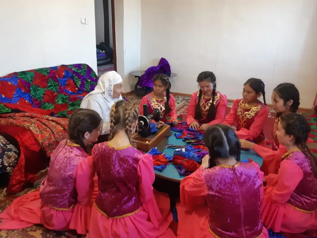 «Чем облачаться в черные одеяния – лучше носить одежду в национальном стиле» - Токаев