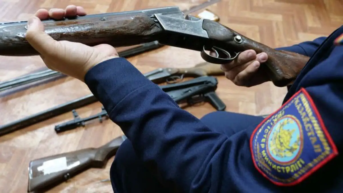 В трех городах и 10 областях полиция приостановила выкуп оружия у казахстанцев