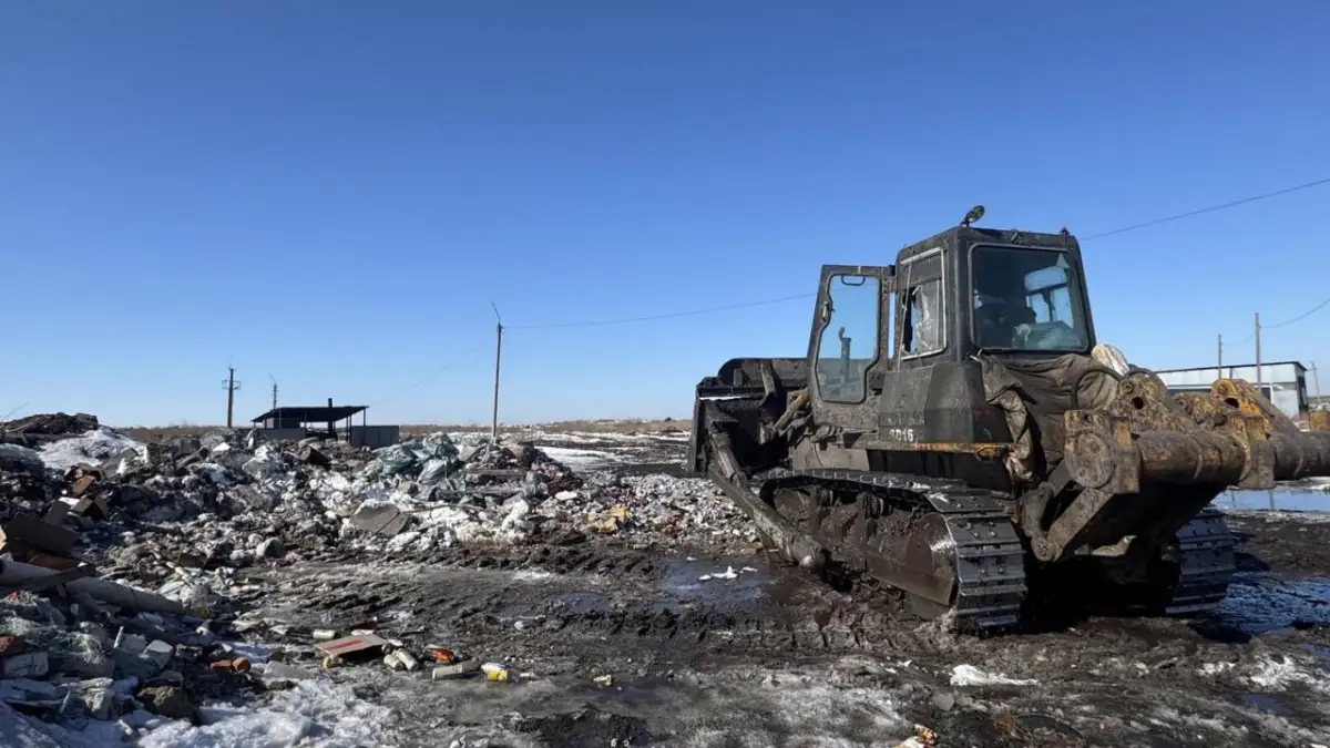 В Петропавловске бульдозер раздавил 600 литров алкоголя