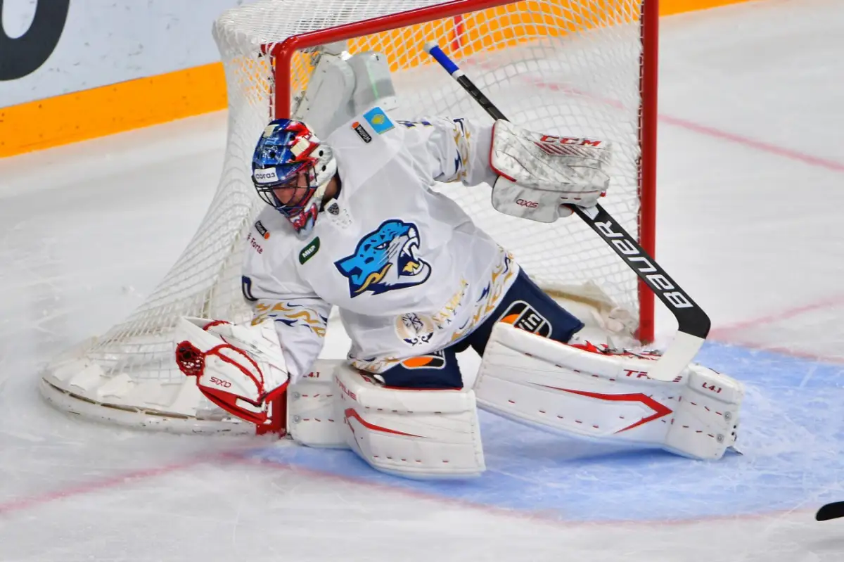 "Барыс" на выезде забросил только 6 шайб и пропустил 19