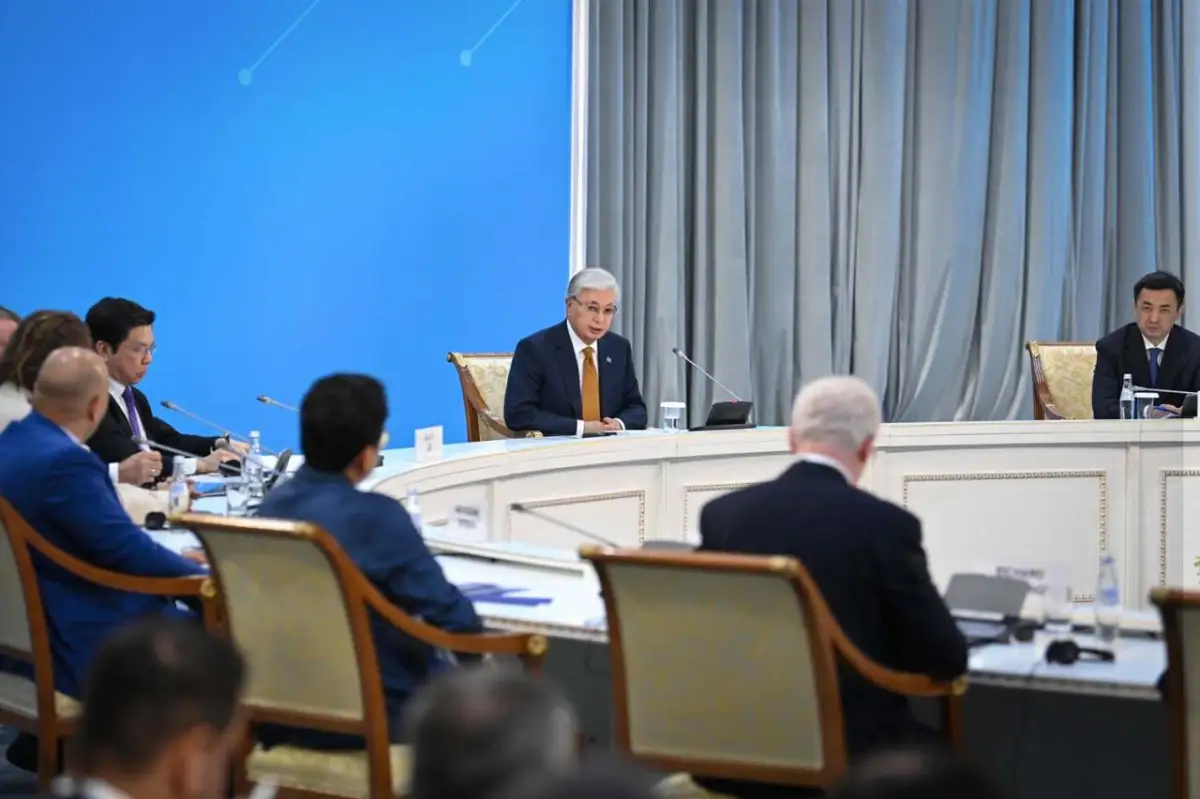 Президент Казахстана провел заседание Совета по развитию ИИ