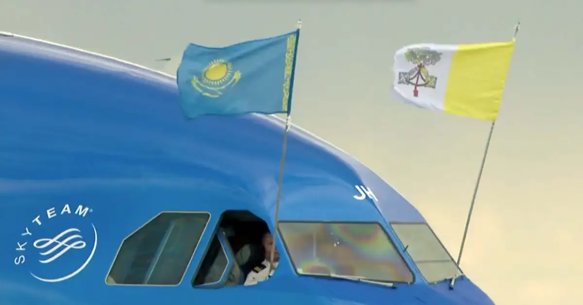 Самолет с Папой Римским Франциском приземлился  в Нур-Султане