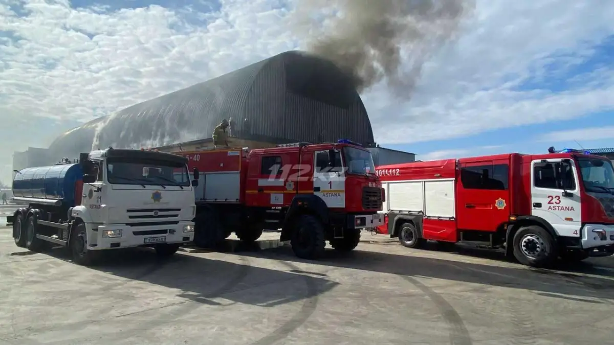 Дым виден на левом берегу. В Астане  тушат ангар