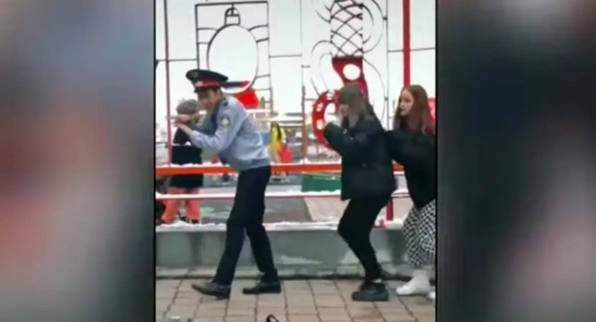 «Не рекомендую повторять»: блогер объяснил танцы в форме полицейского в Алматы